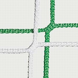 Detailaufnahme eines Fußballnetzes mit grünen und weißen verflochtenen Streifen auf weißem Hintergrund